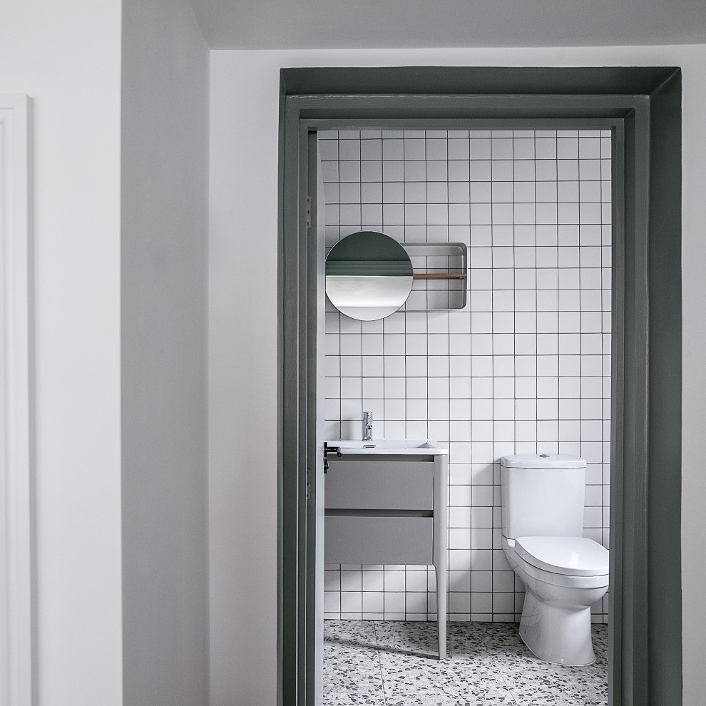 Свежая идея для дизайна: главная ванная комната среднего размера в современном стиле с отдельно стоящей ванной, душем над ванной, унитазом-моноблоком, зеленой плиткой, керамической плиткой, зелеными стенами, полом из терраццо, раковиной с пьедесталом, разноцветным полом и открытым душем - отличное фото интерьера