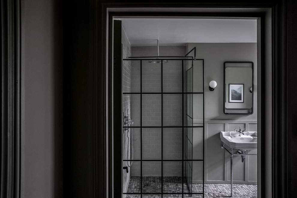 На фото: детская ванная комната среднего размера в современном стиле с отдельно стоящей ванной, душевой комнатой, унитазом-моноблоком, зеленой плиткой, керамической плиткой, зелеными стенами, мраморным полом, раковиной с пьедесталом, разноцветным полом и открытым душем