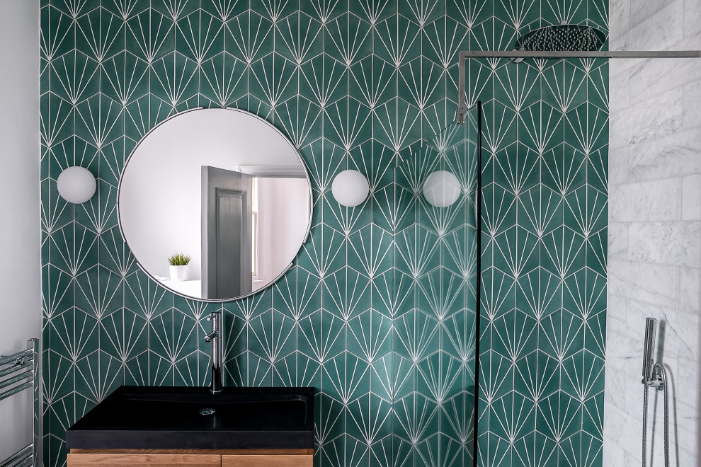 Modern inredning av ett mellanstort en-suite badrum, med ett fristående badkar, våtrum, en toalettstol med hel cisternkåpa, grön kakel, perrakottakakel, gröna väggar, marmorgolv, ett konsol handfat, vitt golv och med dusch som är öppen