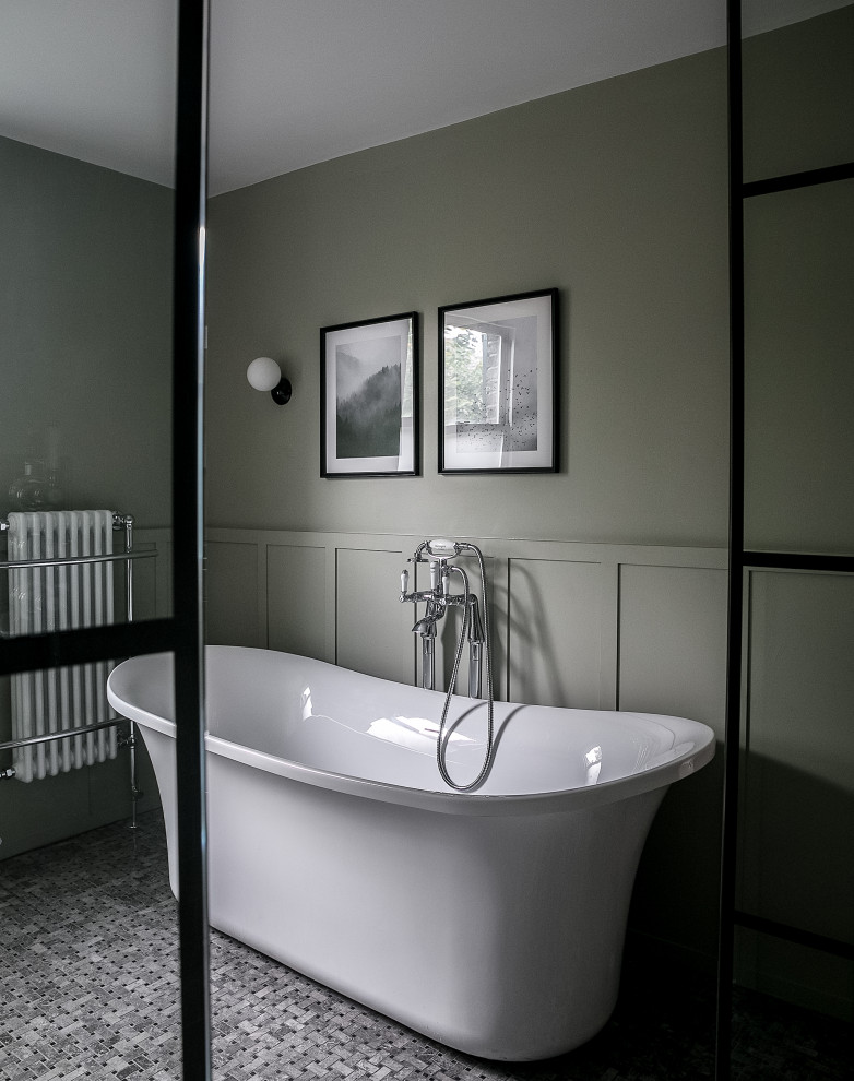 Свежая идея для дизайна: детская ванная комната среднего размера в викторианском стиле с отдельно стоящей ванной, душевой комнатой, унитазом-моноблоком, зеленой плиткой, керамической плиткой, зелеными стенами, мраморным полом, раковиной с пьедесталом, разноцветным полом и открытым душем - отличное фото интерьера