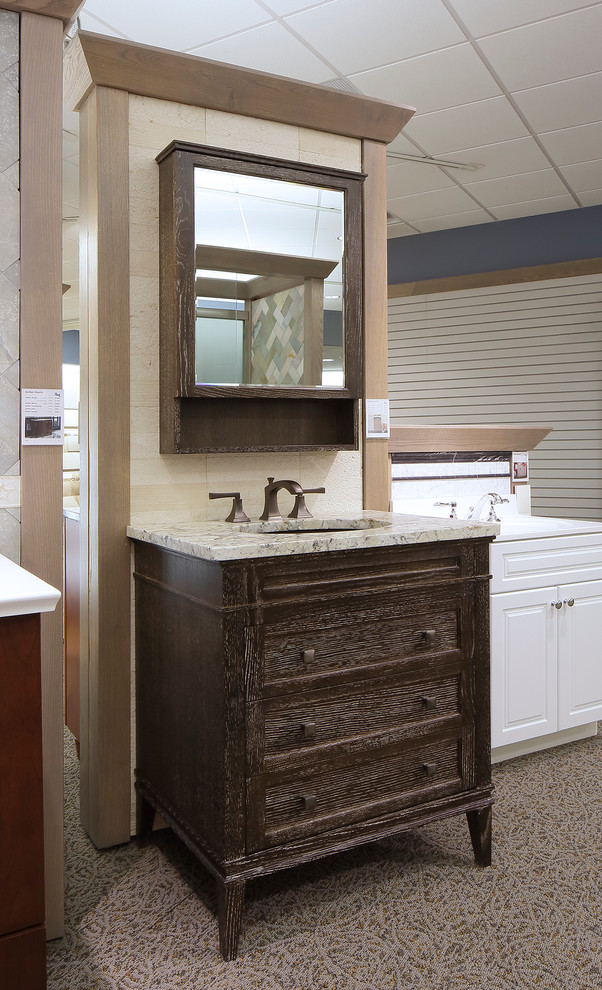 Exempel på ett mellanstort rustikt badrum, med ett undermonterad handfat, luckor med infälld panel, skåp i slitet trä, granitbänkskiva, beige kakel och stenkakel