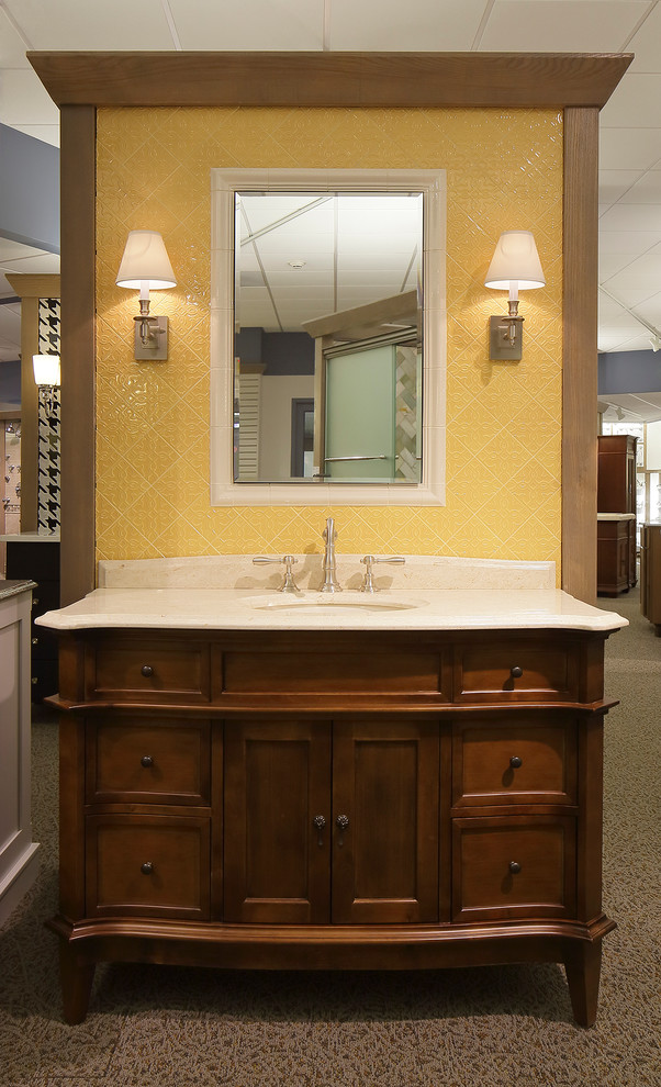Idée de décoration pour une grande salle de bain tradition en bois brun avec un lavabo encastré, un placard en trompe-l'oeil, un plan de toilette en marbre et un carrelage jaune.