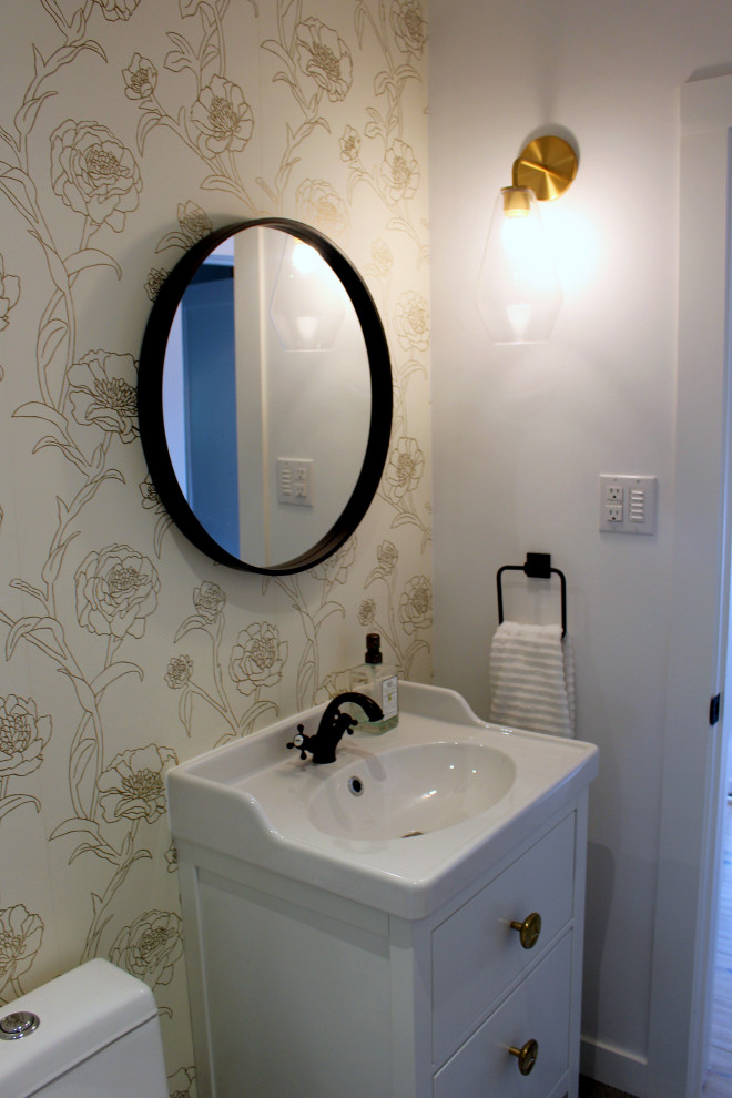 Источник вдохновения для домашнего уюта: маленькая ванная комната в современном стиле с плоскими фасадами, белыми фасадами, душем в нише, унитазом-моноблоком, белыми стенами, полом из керамогранита, консольной раковиной, коричневым полом, душем с распашными дверями, тумбой под одну раковину, напольной тумбой и обоями на стенах для на участке и в саду