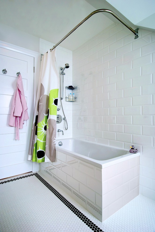 トロントにある高級な中くらいなモダンスタイルのおしゃれな子供用バスルーム (シャワー付き浴槽	、白いタイル、サブウェイタイル、白い壁、モザイクタイル、ドロップイン型浴槽、フラットパネル扉のキャビネット、アンダーカウンター洗面器、人工大理石カウンター、白い床、シャワーカーテン、白い洗面カウンター) の写真