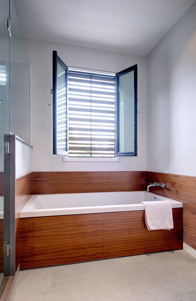 Idee per una grande stanza da bagno padronale moderna con vasca ad alcova, doccia alcova, ante lisce, ante in legno scuro, pareti bianche, lavabo a bacinella, top in cemento e pavimento beige