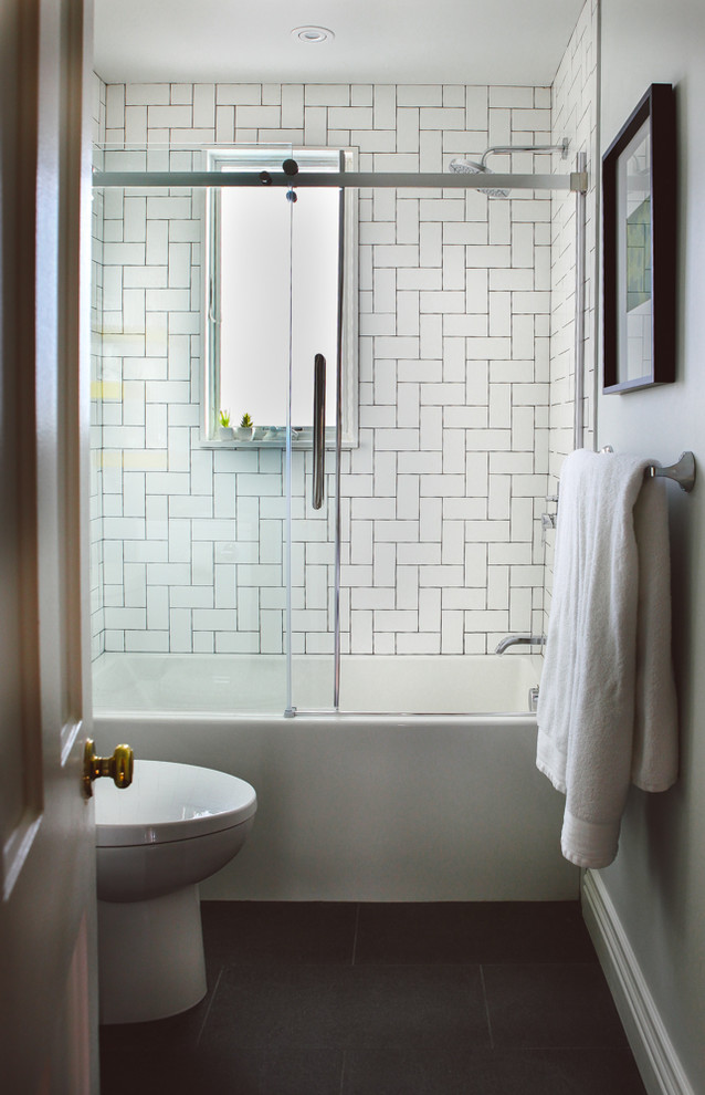 Modern inredning av ett mellanstort badrum med dusch, med släta luckor, vita skåp, ett badkar i en alkov, en dusch i en alkov, vit kakel, porslinskakel, klinkergolv i porslin, ett integrerad handfat, bänkskiva i akrylsten och grå väggar
