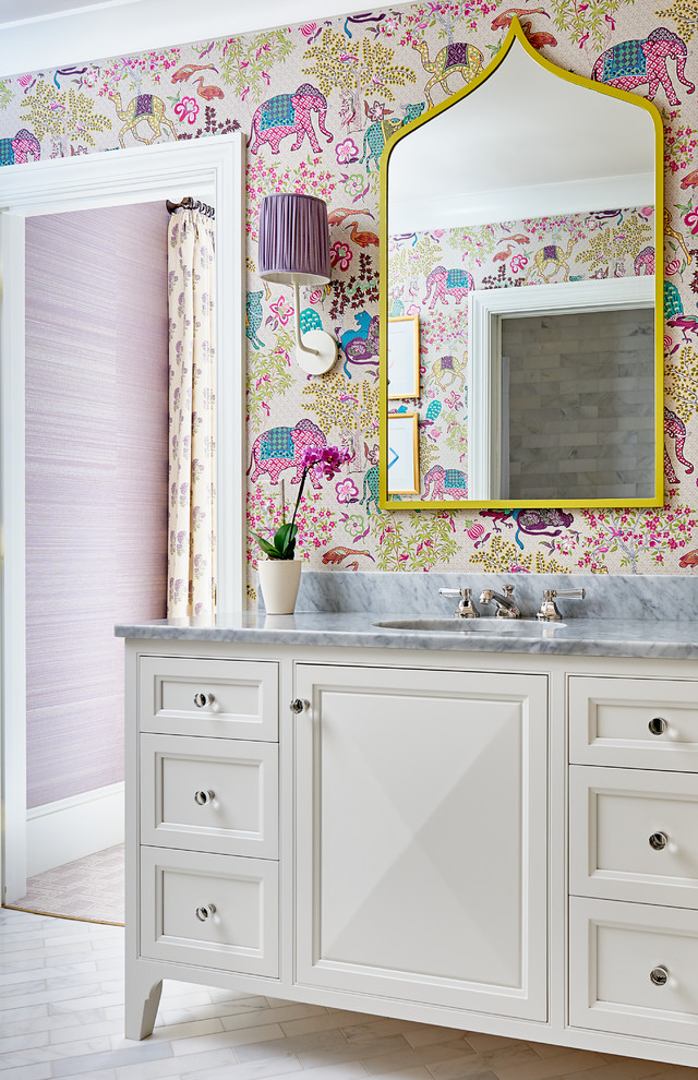 Ejemplo de cuarto de baño infantil, clásico renovado, de tamaño medio, con puertas de armario blancas, suelo de mármol, lavabo bajoencimera, encimera de mármol, suelo blanco, paredes multicolor y armarios con paneles empotrados