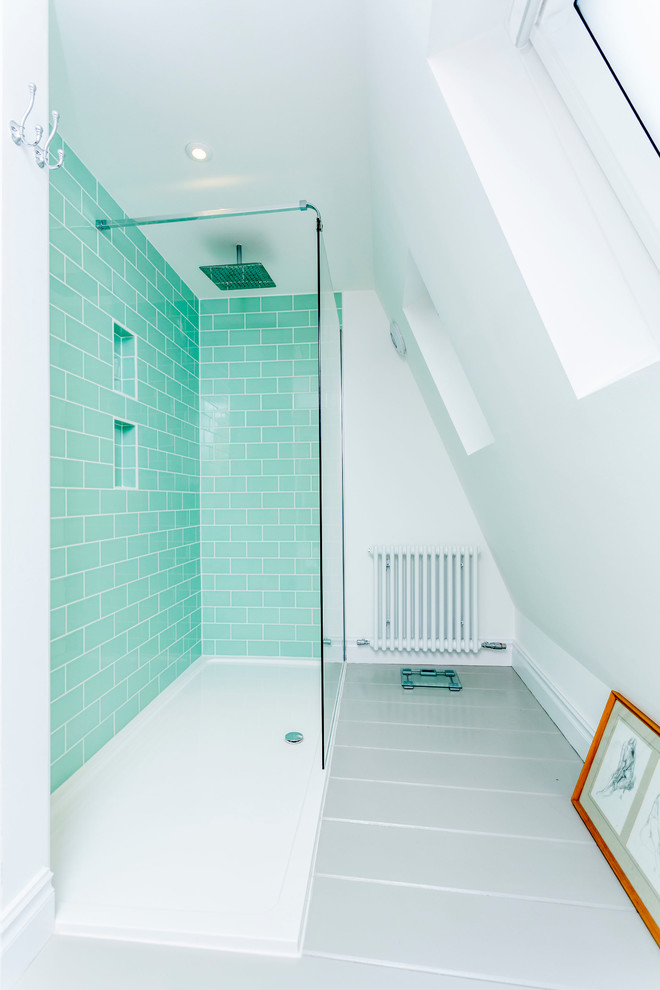Immagine di una stanza da bagno design con pavimento in legno verniciato