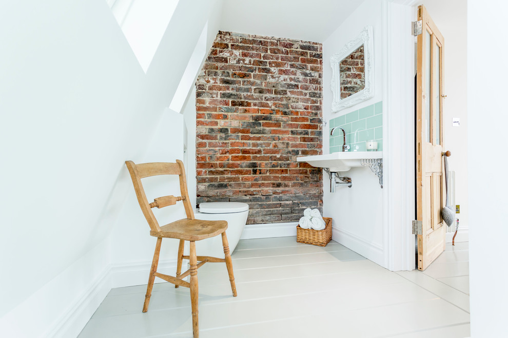 Esempio di una stanza da bagno stile marino con pavimento in legno verniciato