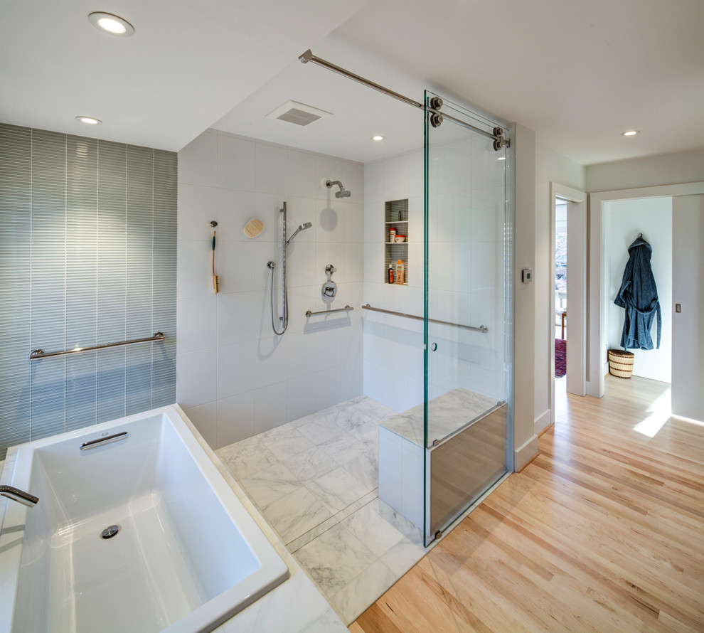 Imagen de cuarto de baño doble con ducha abierta, baldosas y/o azulejos verdes, baldosas y/o azulejos de cerámica, suelo de madera clara, encimera de granito, ducha con puerta corredera y banco de ducha
