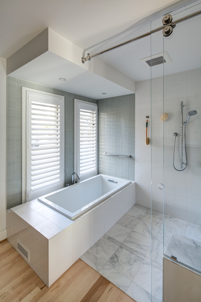 Idées déco pour une salle de bain avec une baignoire posée, une douche à l'italienne, un carrelage vert, des carreaux de céramique, un sol en marbre, un sol multicolore, une cabine de douche à porte coulissante et un banc de douche.