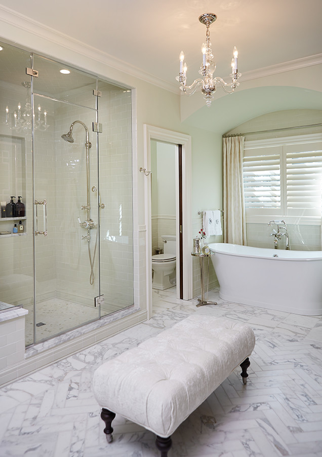 На фото: огромная главная ванная комната в классическом стиле с мраморной столешницей, отдельно стоящей ванной, душем в нише, белой плиткой, плиткой кабанчик, зелеными стенами, полом из керамогранита, фасадами с выступающей филенкой, белыми фасадами, унитазом-моноблоком, врезной раковиной, разноцветным полом, душем с распашными дверями и разноцветной столешницей