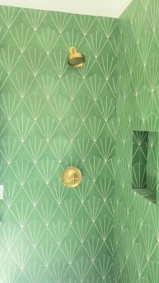 Immagine di una stanza da bagno padronale design di medie dimensioni con WC a due pezzi, piastrelle verdi, piastrelle di cemento, pareti verdi, pavimento in marmo, lavabo a colonna, pavimento bianco e top bianco