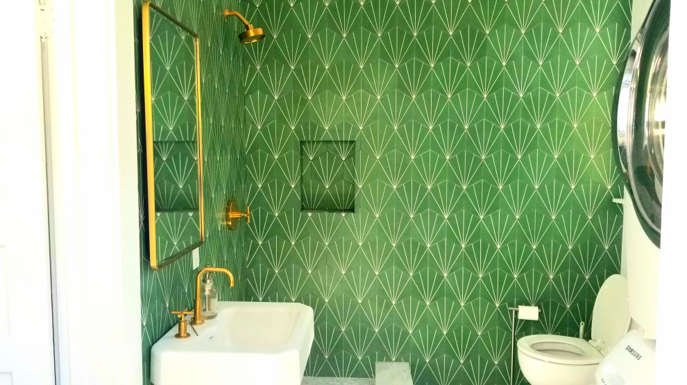 Cette image montre une salle de bain design de taille moyenne avec une douche d'angle, WC séparés, un carrelage vert, des carreaux de béton, un mur blanc, un sol en marbre, un lavabo de ferme, un sol blanc et une cabine de douche à porte battante.