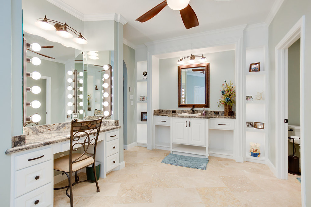 На фото: большая главная ванная комната в стиле модернизм с фасадами с выступающей филенкой, белыми фасадами, угловым душем, унитазом-моноблоком, бежевой плиткой, керамогранитной плиткой, серыми стенами, полом из керамогранита, накладной раковиной и столешницей из гранита с
