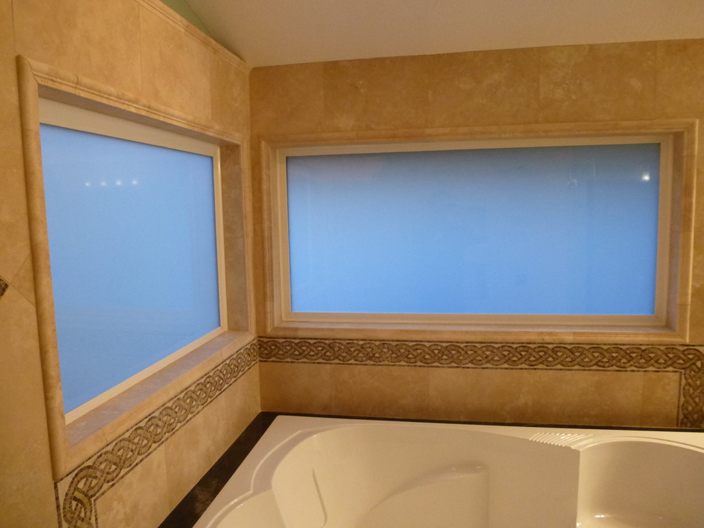 На фото: главная ванная комната среднего размера в классическом стиле с