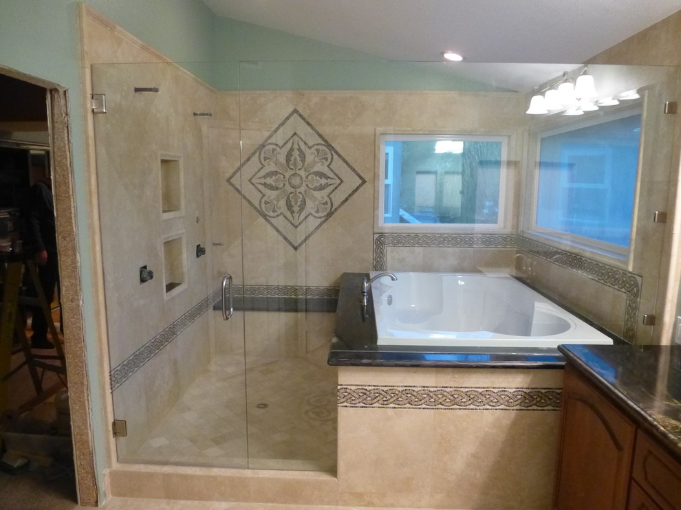 Exempel på ett stort klassiskt en-suite badrum, med luckor med infälld panel och skåp i mellenmörkt trä