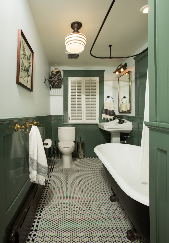 Bild på ett litet vintage badrum med dusch, med ett badkar med tassar, en toalettstol med separat cisternkåpa, vita väggar, dusch med duschdraperi, ett piedestal handfat och vitt golv