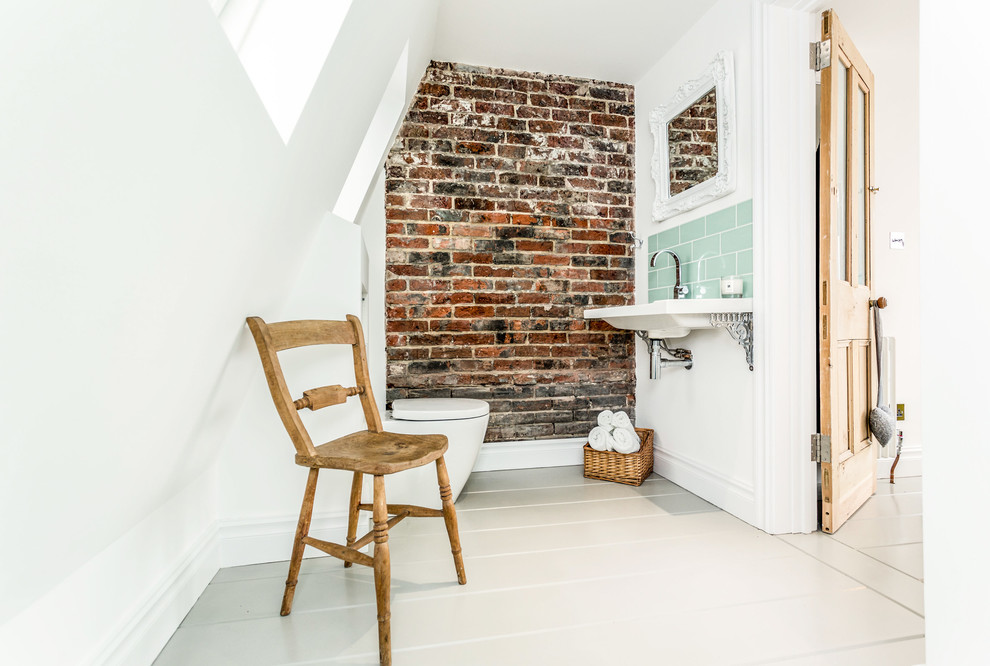 ハンプシャーにあるトランジショナルスタイルのおしゃれな浴室 (一体型トイレ	、白い壁、壁付け型シンク) の写真