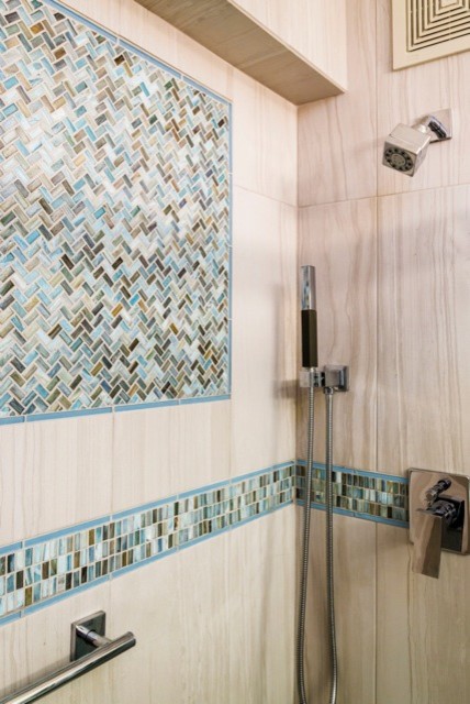 Foto di una stanza da bagno padronale contemporanea di medie dimensioni con piastrelle blu e piastrelle di vetro