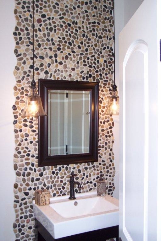 Esempio di una stanza da bagno bohémian con lavabo integrato, vasca ad alcova, WC a due pezzi e piastrelle in pietra