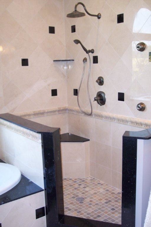 Aménagement d'une salle de bain éclectique avec un plan de toilette en marbre, une baignoire posée, une douche ouverte et un carrelage de pierre.
