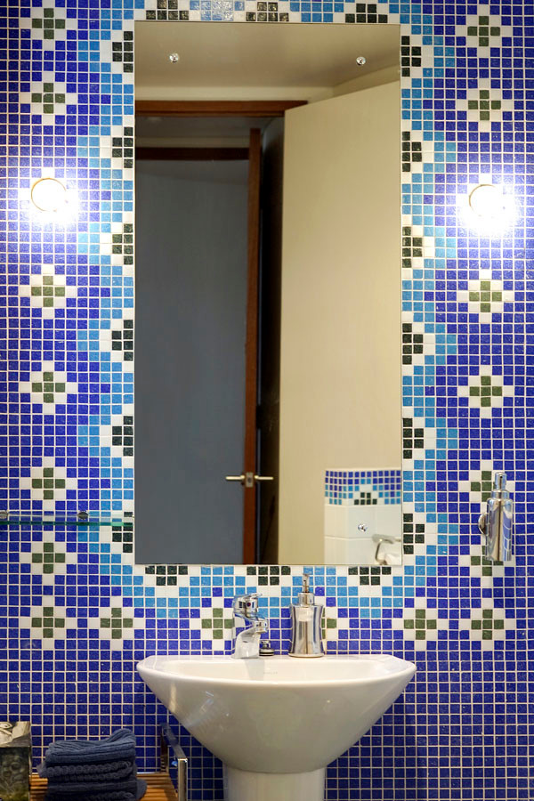 Ispirazione per un'ampia stanza da bagno chic con piastrelle multicolore, piastrelle a mosaico, pareti beige e lavabo a colonna