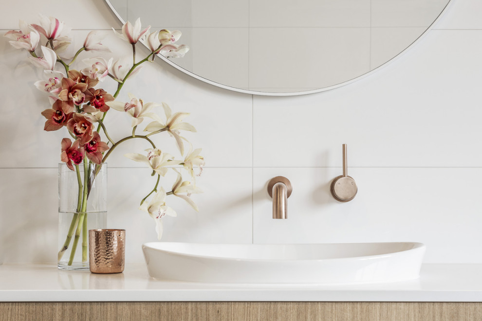 Großes Modernes Badezimmer En Suite mit hellbraunen Holzschränken, freistehender Badewanne, weißen Fliesen, Porzellanfliesen, Porzellan-Bodenfliesen, grauem Boden und weißer Waschtischplatte in Melbourne