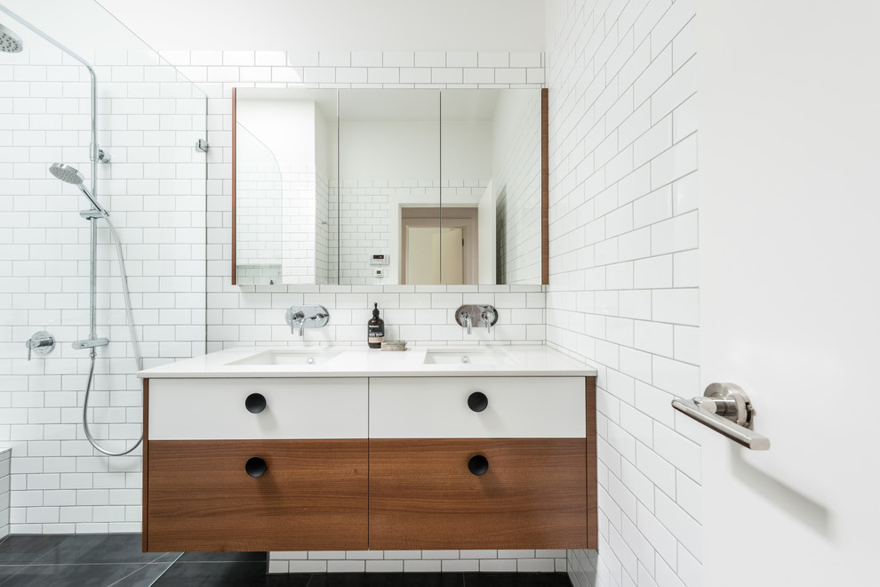 Großes Modernes Badezimmer mit flächenbündigen Schrankfronten und offener Dusche in Melbourne