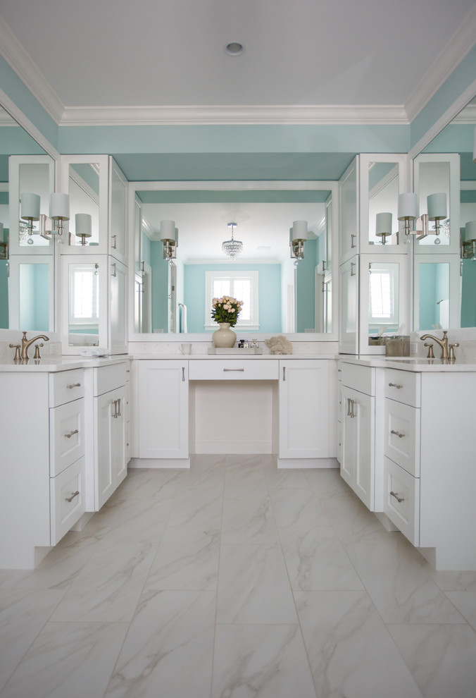 На фото: большая главная ванная комната в морском стиле с фасадами в стиле шейкер, белыми фасадами, синими стенами, мраморным полом, врезной раковиной, столешницей из гранита, белым полом и белой столешницей с