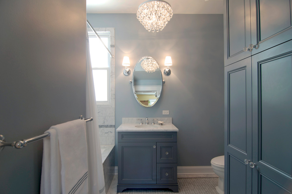 Idéer för mellanstora vintage badrum, med ett undermonterad handfat, möbel-liknande, grå skåp, marmorbänkskiva, ett undermonterat badkar, en dusch/badkar-kombination, vit kakel, stenkakel, grå väggar och marmorgolv