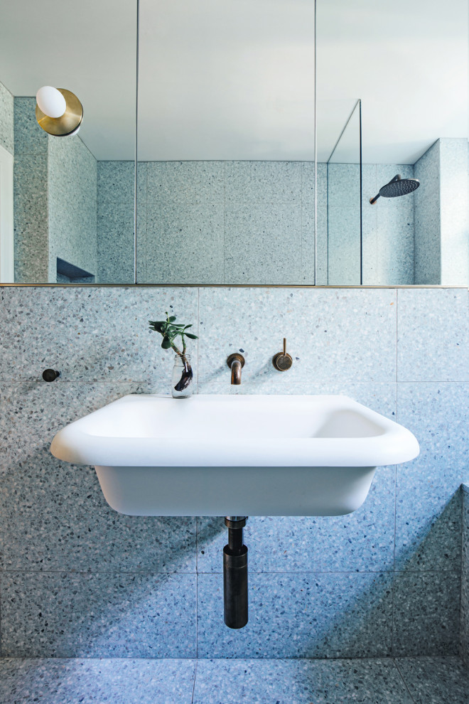 シドニーにあるお手頃価格の中くらいなコンテンポラリースタイルのおしゃれなマスターバスルーム (オープンシェルフ、白いキャビネット、アンダーマウント型浴槽、シャワー付き浴槽	、青いタイル、青い壁、テラゾーの床、壁付け型シンク、青い床) の写真