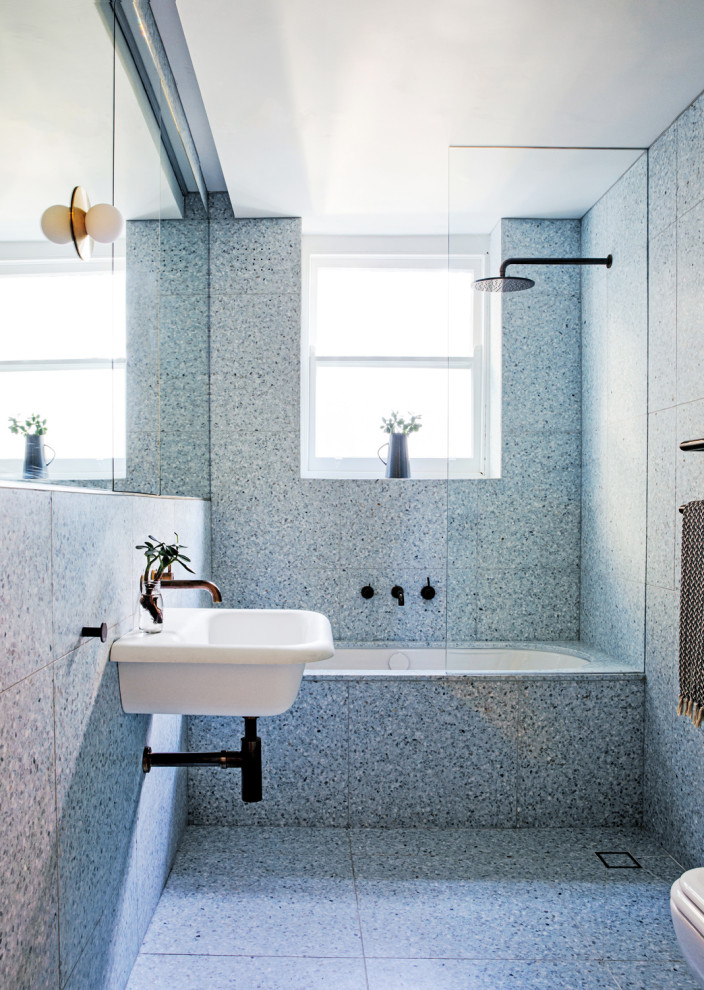 Réalisation d'une salle de bain principale design de taille moyenne avec un placard sans porte, des portes de placard blanches, une baignoire encastrée, un combiné douche/baignoire, un carrelage bleu, un mur bleu, un sol en terrazzo, un lavabo suspendu et un sol bleu.