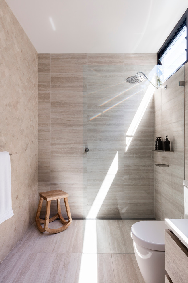 На фото: ванная комната среднего размера в современном стиле с фасадами островного типа, светлыми деревянными фасадами, коричневой плиткой, керамогранитной плиткой, душевой кабиной и столешницей терраццо с
