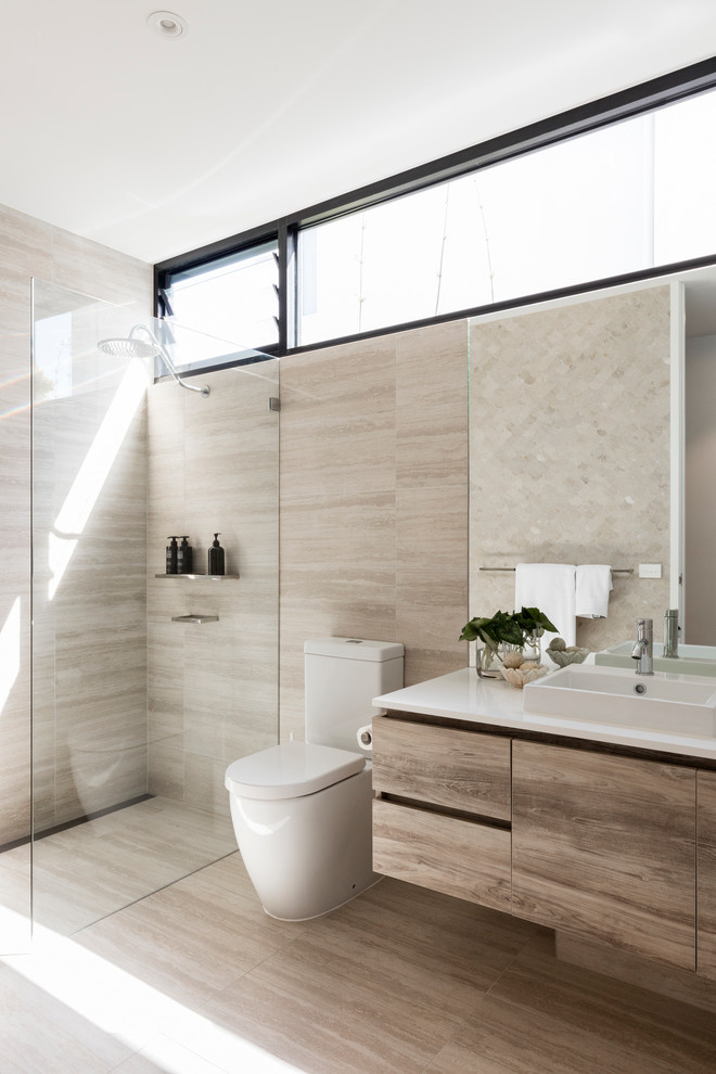 Modern inredning av ett mellanstort badrum med dusch, med möbel-liknande, skåp i ljust trä, brun kakel, porslinskakel och bänkskiva i terrazo