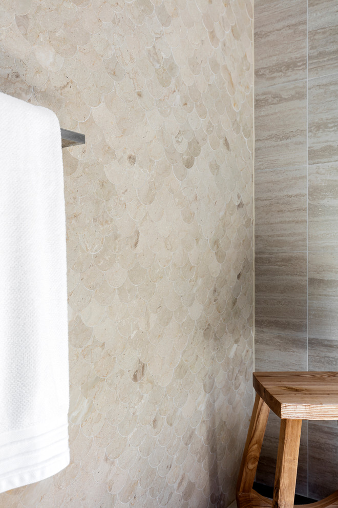 Modern inredning av ett mellanstort badrum med dusch, med möbel-liknande, skåp i ljust trä, brun kakel och porslinskakel