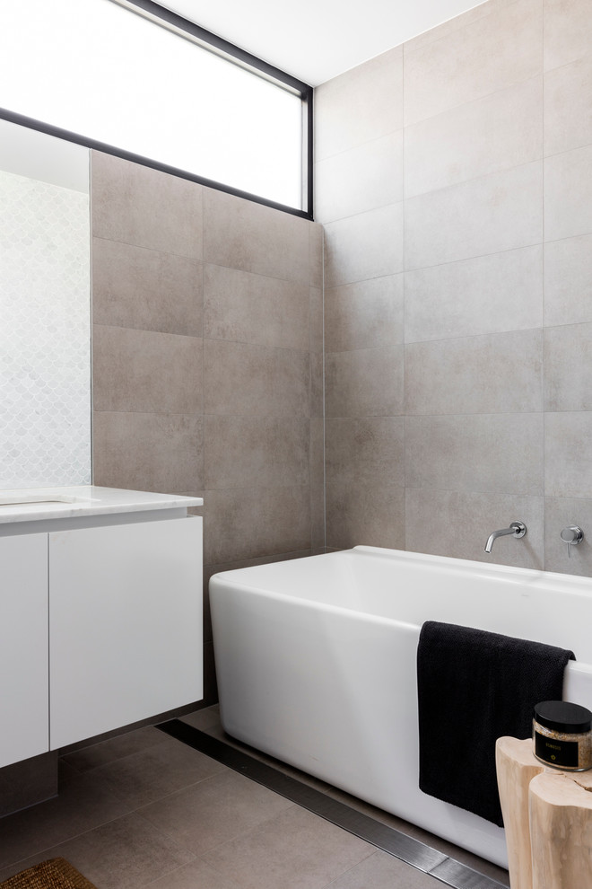 Ispirazione per una stanza da bagno con doccia contemporanea di medie dimensioni con consolle stile comò, ante in legno chiaro, piastrelle marroni, piastrelle in gres porcellanato e top alla veneziana