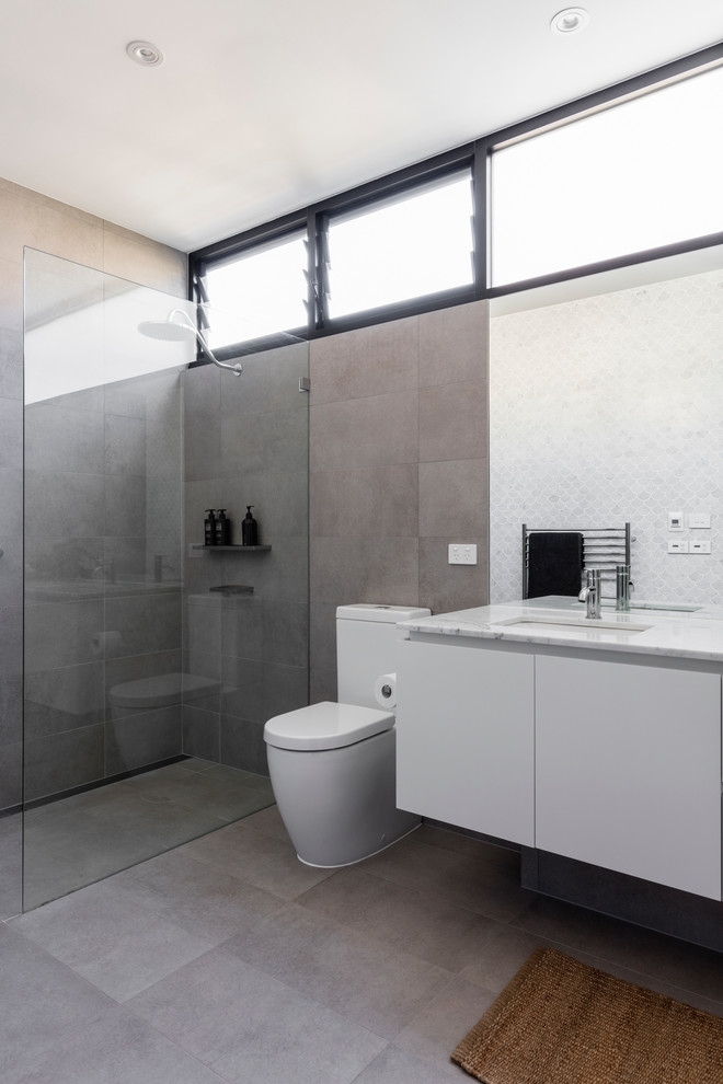 Idéer för mellanstora funkis badrum med dusch, med möbel-liknande, skåp i ljust trä, brun kakel, porslinskakel och bänkskiva i terrazo