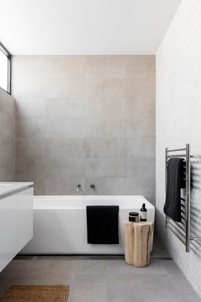 Idee per una stanza da bagno con doccia minimal di medie dimensioni con consolle stile comò, ante in legno chiaro, piastrelle marroni, piastrelle in gres porcellanato e top alla veneziana