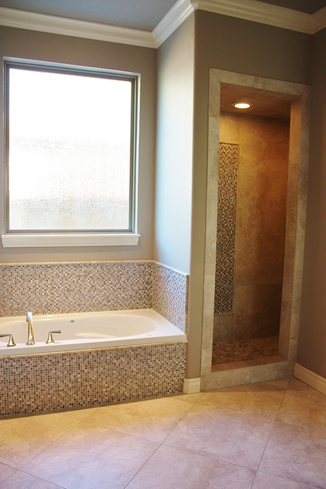 Foto di una stanza da bagno padronale contemporanea di medie dimensioni con vasca da incasso, doccia aperta, piastrelle beige, piastrelle in ceramica, pareti grigie e pavimento con piastrelle in ceramica