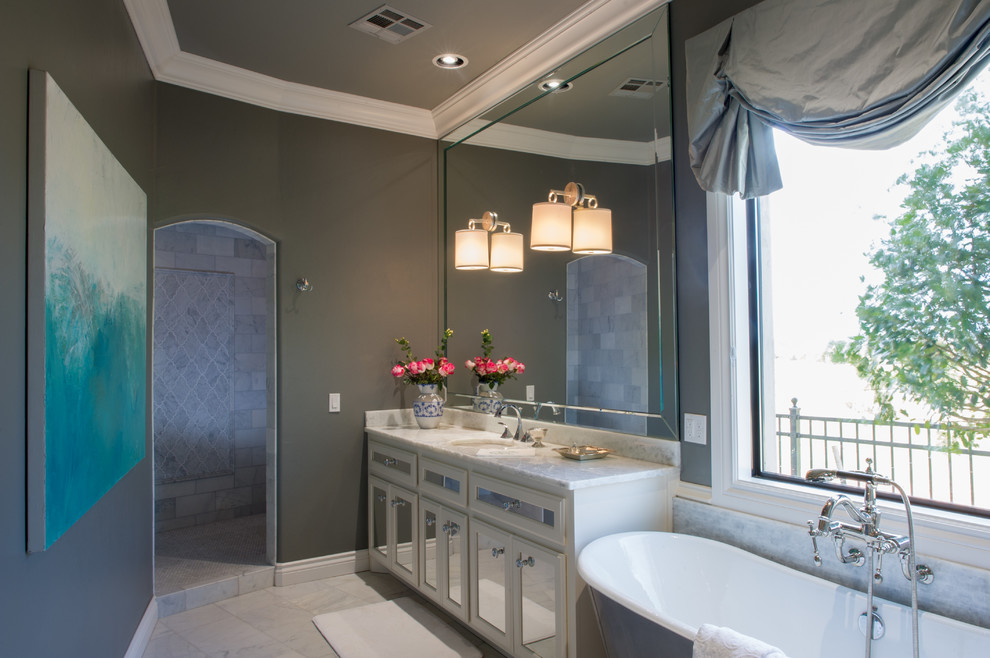 Esempio di una stanza da bagno classica con lavabo sottopiano, ante di vetro, vasca freestanding, doccia alcova, piastrelle grigie e top in quarzite