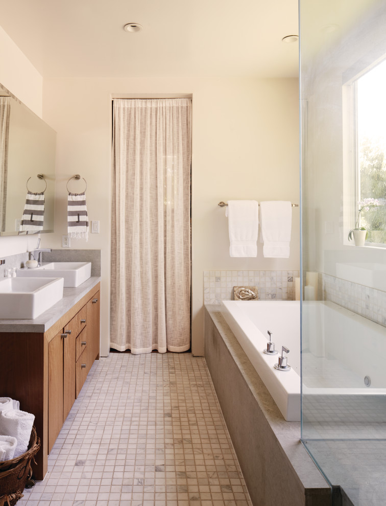 Идея дизайна: ванная комната в современном стиле с светлыми деревянными фасадами, угловым душем, бежевой плиткой и настольной раковиной