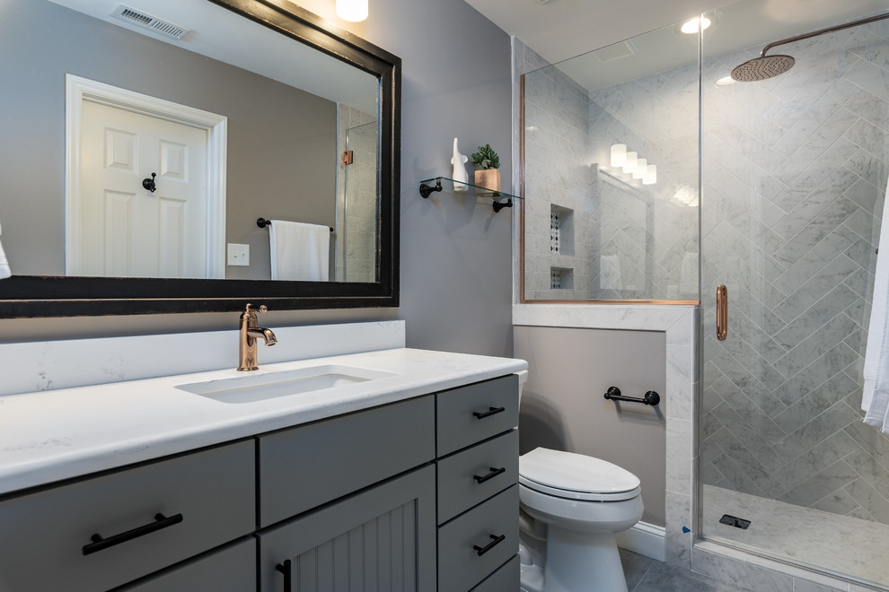 Exemple d'une salle de bain moderne de taille moyenne avec un mur gris, des portes de placard grises, WC séparés, un lavabo encastré, un plan de toilette en quartz modifié, une cabine de douche à porte battante, un plan de toilette blanc, un placard à porte plane, un carrelage gris, un sol en carrelage de porcelaine et un sol gris.