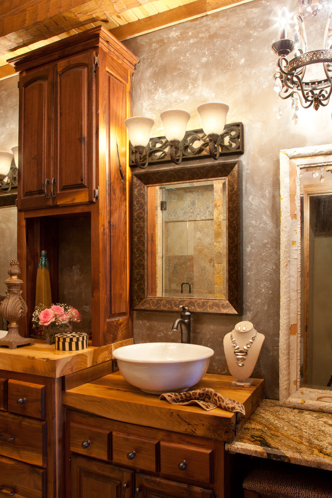 На фото: главная ванная комната среднего размера в стиле рустика с открытыми фасадами, искусственно-состаренными фасадами, серыми стенами, настольной раковиной и столешницей из дерева
