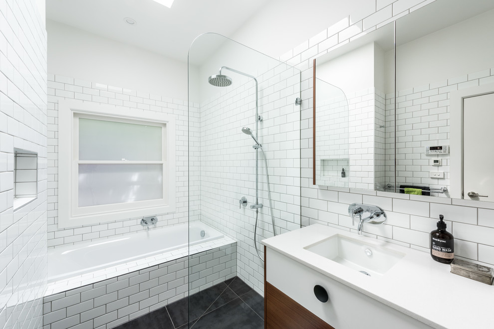 Cette image montre une salle de bain design avec aucune cabine.