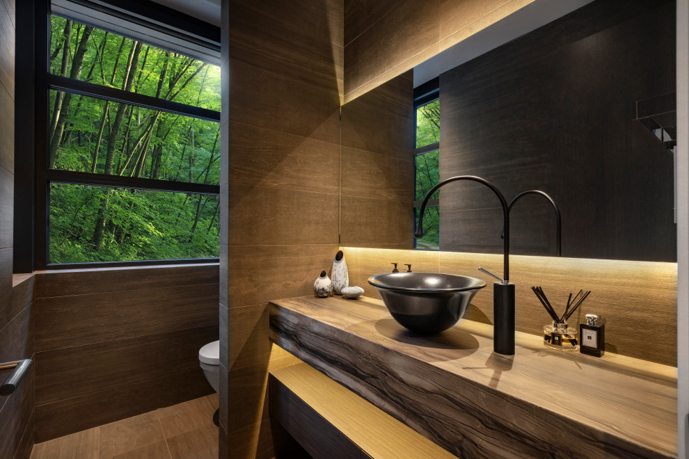 Foto de cuarto de baño actual con baldosas y/o azulejos marrones, lavabo sobreencimera, suelo marrón y encimeras marrones