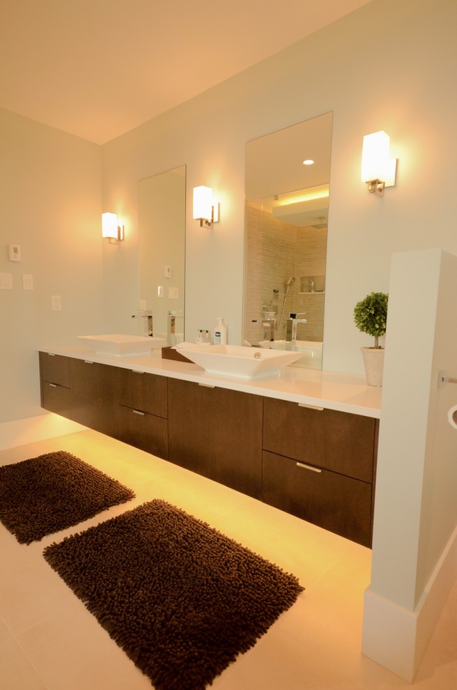 Esempio di una grande stanza da bagno padronale design con ante in legno bruno e top in quarzo composito