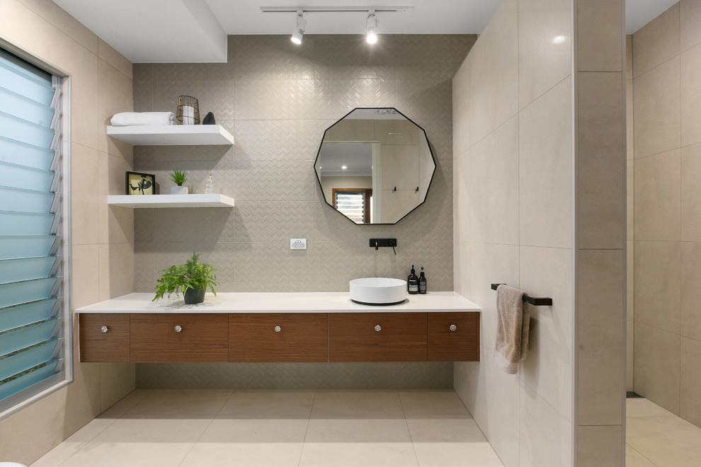 Inspiration pour une grande salle de bain minimaliste avec une baignoire indépendante, une douche ouverte, un carrelage beige, des carreaux de porcelaine, un sol en carrelage de porcelaine, une vasque, un plan de toilette en quartz modifié, un sol beige et un plan de toilette blanc.