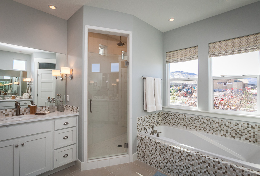 Пример оригинального дизайна: большая главная ванная комната в стиле кантри с белыми фасадами, угловой ванной, угловым душем, бежевой плиткой, серыми стенами, фасадами в стиле шейкер, раздельным унитазом, плиткой мозаикой, полом из керамогранита, врезной раковиной, столешницей из искусственного кварца, бежевым полом и душем с распашными дверями