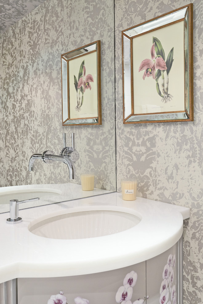 Foto på ett mellanstort vintage badrum med dusch, med möbel-liknande, grå skåp, en dusch i en alkov, en toalettstol med hel cisternkåpa, vit kakel, stenkakel, grå väggar, mosaikgolv, ett undermonterad handfat och marmorbänkskiva